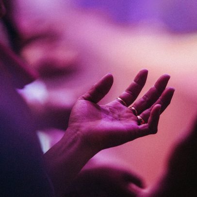 Deus é sábio e onisciente, e convida à oração
