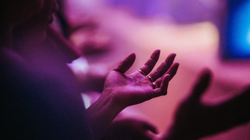 Deus é sábio e onisciente, e convida à oração