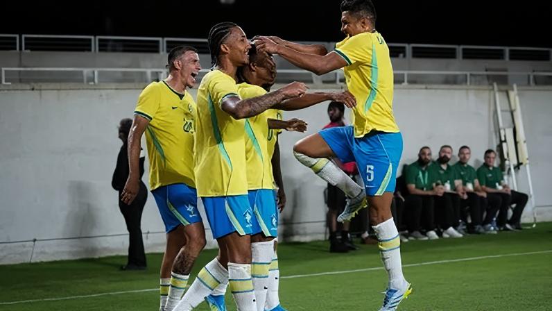 Jogadores da Seleção Brasileira comemoram com Danilo o gol no amistoso sobre a Croácia