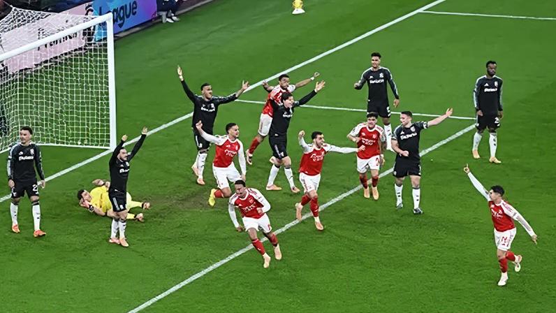 Jogadores do Arsenal comemoram gol de Gabriel Magalhães, da Seleção Brasileira, sobre o Aston Villa, após mais uma bola aérea eficiente na Premier League