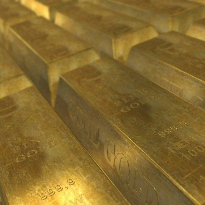 Ouro sobe com recuo do petróleo, guerra limita ganhos