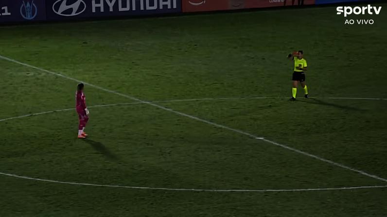 Vivi Holzel, goleira do Flamengo, é expulsa contra a Ferroviária — Foto: Reprodução/sportv