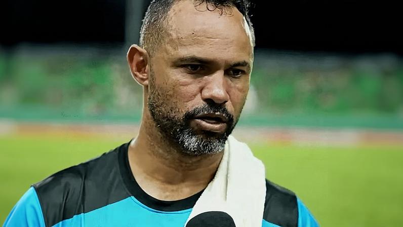 Goleiro Bruno dá entrevista no intervalo de Vasco-AC x Velo Clube, jogo da Copa do Brasil