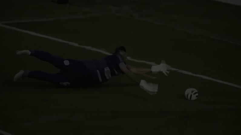 Goleiro da Inter de Limeira se estica para alcançar desvio do zagueiro