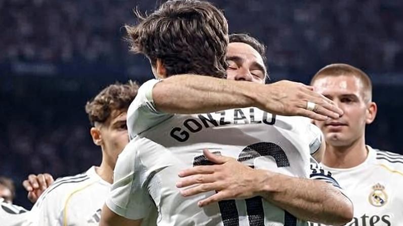 Gonzalo García e Carvajal comemoram gol do Real Madrid na última rodada do Espanhol