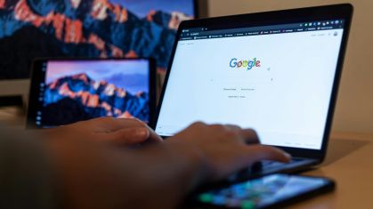 Pessoa mexendo no computador com o Google Chrome