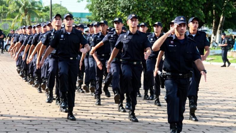 Policiais militares marchando em fila - Metrópoles