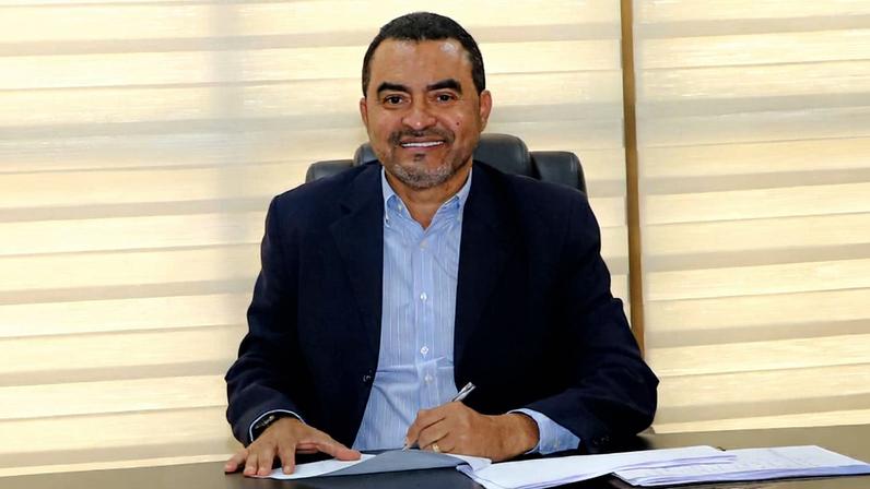 Governador Wanderlei Barbosa assina autorização do novo concurso CGE TO