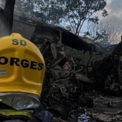 Acidente entre ônibus e carreta mata oito e fecha BR-251 no Norte de Minas