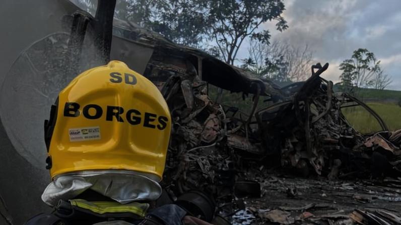 Grave acidente entre ônibus e carreta deixa oito mortos e interdita BR-251 no Norte de Minas