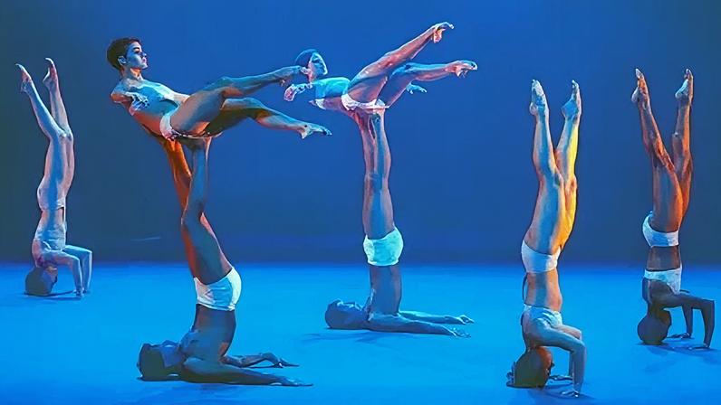 Trecho de "Gravidade", do espetáculo "Remix" da Companhia de Dança Deborah Colker