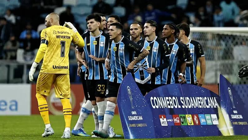 Grêmio na entrada em campo para duelo com City Torque — Foto: Roberto Vinicius/AGIF