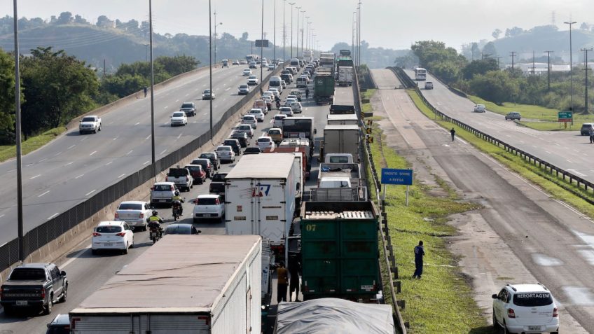Caminhões e carros em estrada