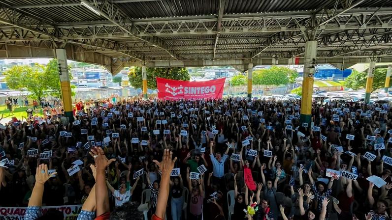 imagem colorida assembleia geral sintego greve