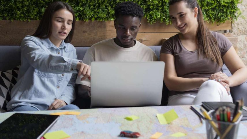 O que está acontecendo nas empresas com a entrada massiva de jovens no mercado de trabalho, segundo estudo