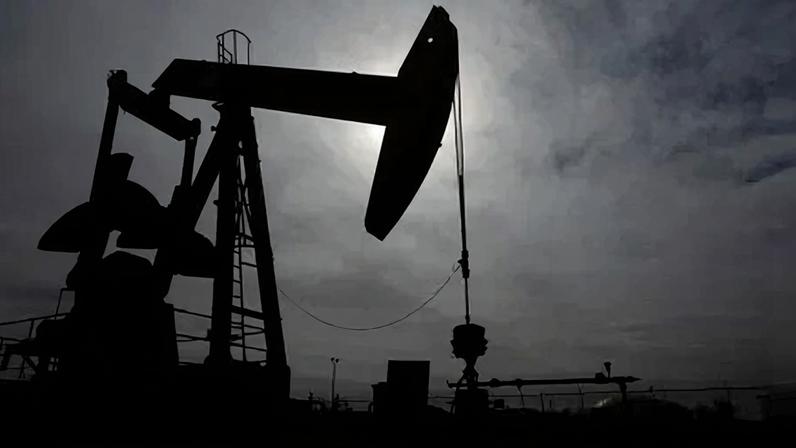 Bomba perto de reserva de petróleo bruto no campo de petróleo da Bacia do Permiano, perto de Midland, Texas, EUA, em 18 de fevereiro de 2025