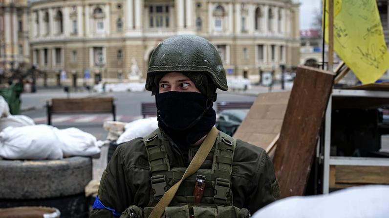 Soldado proximo ao Teatro de Ópera e Ballet de Odessa, sacos de areia e barreiras antitanque são ao usados para proteger marcos históricos na expectativa de um ataque russo à cidade portuária do Mar Negro em Odessa, Ucrânia - Foto: Scott Peterson/Getty Images