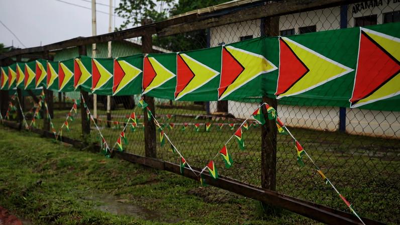 Bandeiras da Guiana durante ato em 2025. (Foto: Nazima Raghubir/EFE/EPA)