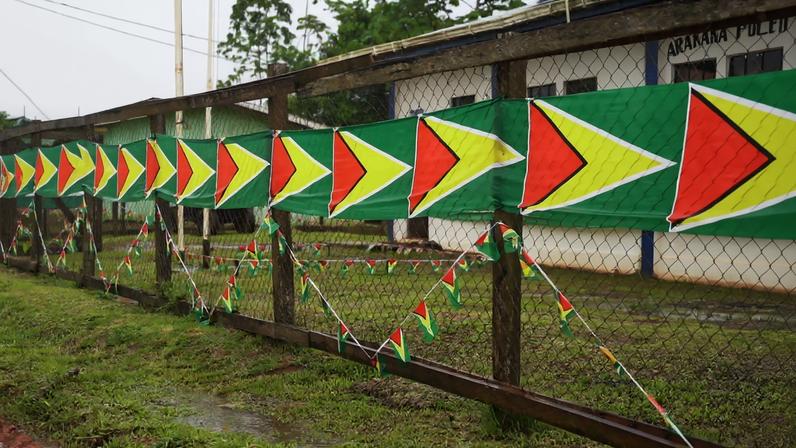 Bandeiras da Guiana durante ato em 2025. (Foto: Nazima Raghubir/EFE/EPA)