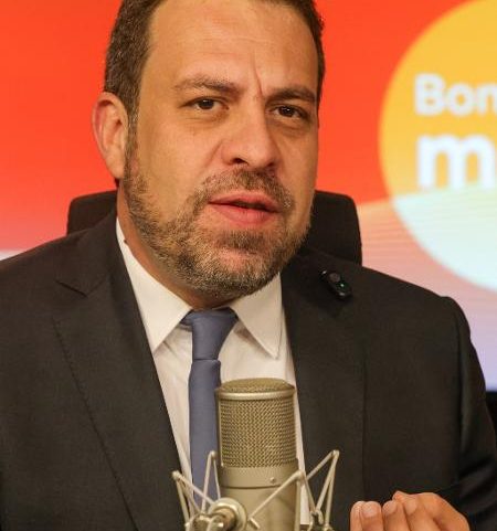 Objetivo do governo é reduzir custos de motoristas com locação, disse o Secretaria-Geral da Presidência da República, Guilherme Boulos