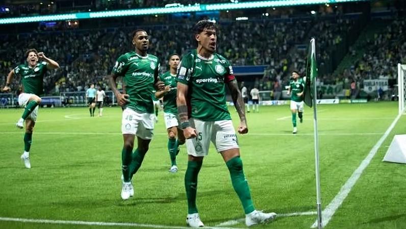 Gustavo Gómez comemora seu gol contra o Athletico-PR no Allianz Parque
