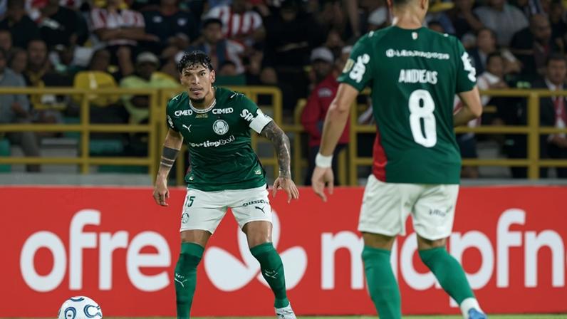 Gustavo Gómez em ação pelo Palmeiras na partida contra o Junior Barranquilla