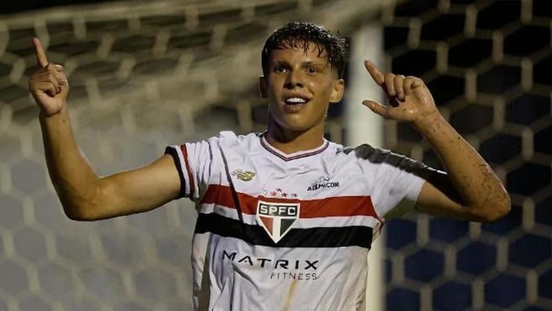 Gustavo Santana comemora gol em São Paulo x Operário, pela terceira fase da Copinha