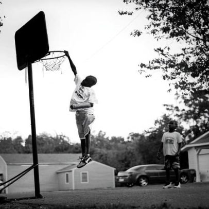 A alegria incomparável do basquete no quintal