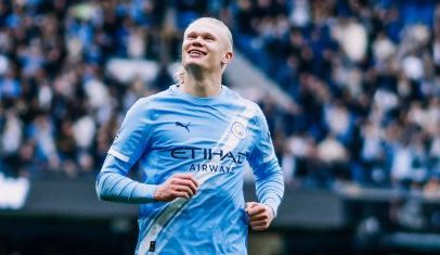 Manchester City vence Brentford e segue na perseguição ao Arsenal