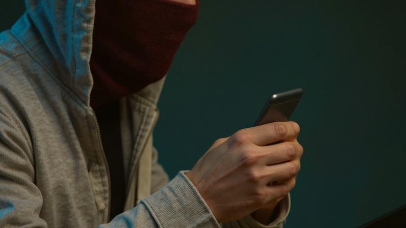 Fraude, golpe, cibercrime, telefone celular- Idec aponta fragilidades na segurança de aplicativos de bancos. Foto: Freepick