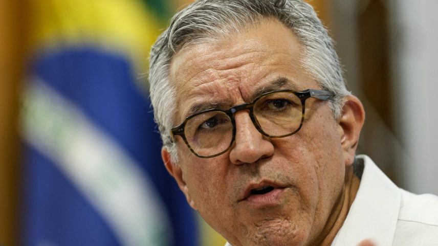 O ministro da Saúde, Alexandre Padilha, disse que a "Anvisa não tem lado de governo, não tem lado partidário, não tem lado A ou B. Tem um lado apenas: o da saúde das famílias" — Foto: Marcelo Camargo/Agência Brasil