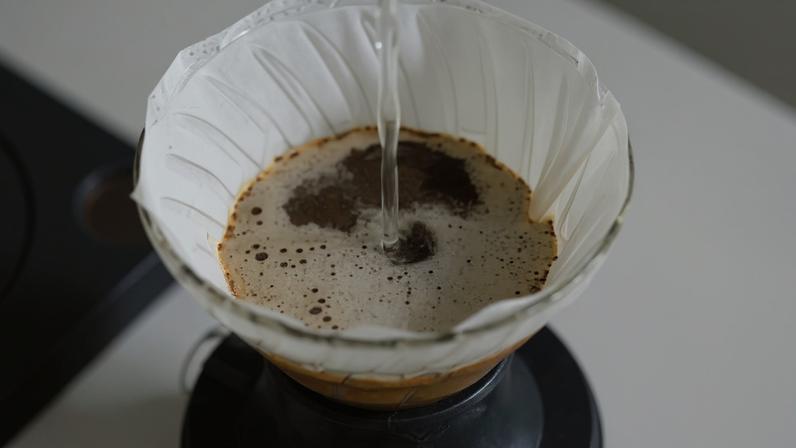 Jovens e adolescentes estão entre os grupos mais sensíveis aos efeitos da cafeína, segundo especialistas — Foto: Haengho Lee/Unsplash