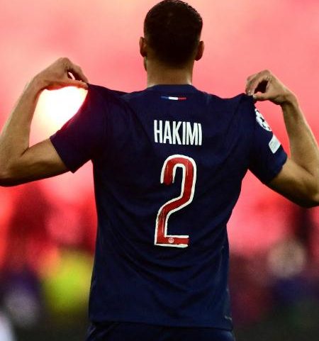 Hakimi comemora gol do PSG sobre a Inter de Milão em final da Champions League
