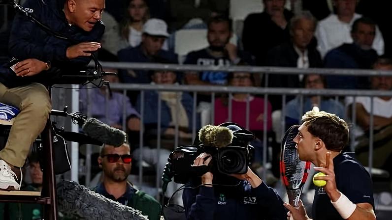 Hamad Medjedovic reclama com árbitro após se irritar com torcida de João Fonseca no Masters 1000 de Roma