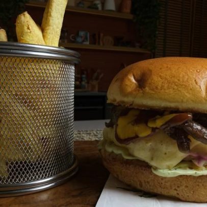 Hambúrguer com batata frita de Talitha Morete