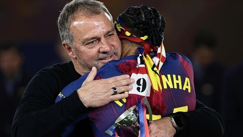 Hansi Flick é abraçado por Raphinha após conquista do Barça