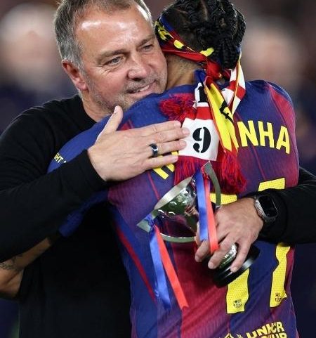 Hansi Flick é abraçado por Raphinha após conquista do Barcelona