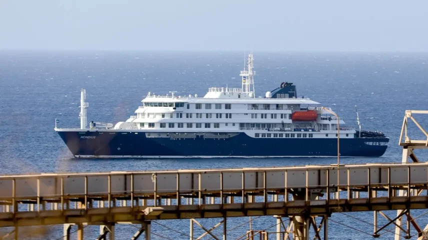 O navio de cruzeiro MV Hondius, onde ocorreu surto fatal de hantavírus. (Foto: Elton Monteiro/EFE)