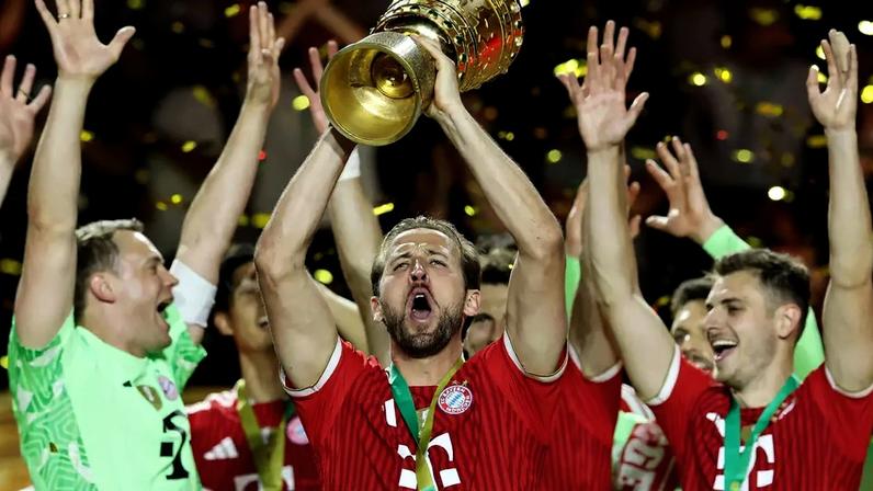 Harry Kane, do Bayern de Munique, ergue o troféu da Copa da Alemanha