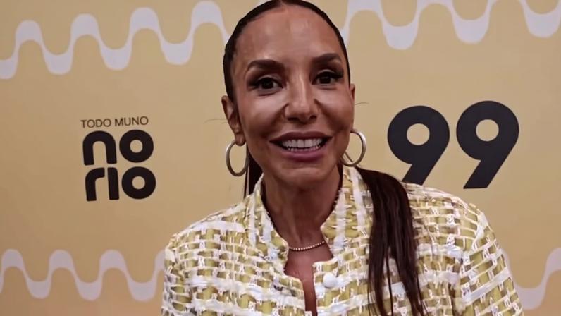 Ivete Sangalo em entrevista à Glamour no meeting point da 99 em Copacabana — Foto: Glamour