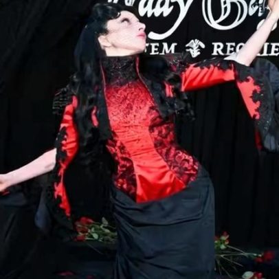 Lady Gaga homenageia Alexander McQueen com look vintage do estilista