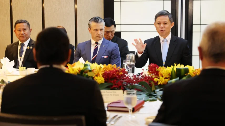 O secretário da Guerra dos Estados Unidos, Pete Hegseth, durante o Shangri-La Dialogue, realizado em Singapura neste sábado (30) (Foto: HOW HWEE YOUNG/EFE/EPA)