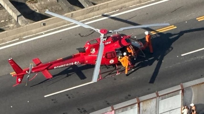 Helicóptero faz pouso em avenida no RJ após grave acidente