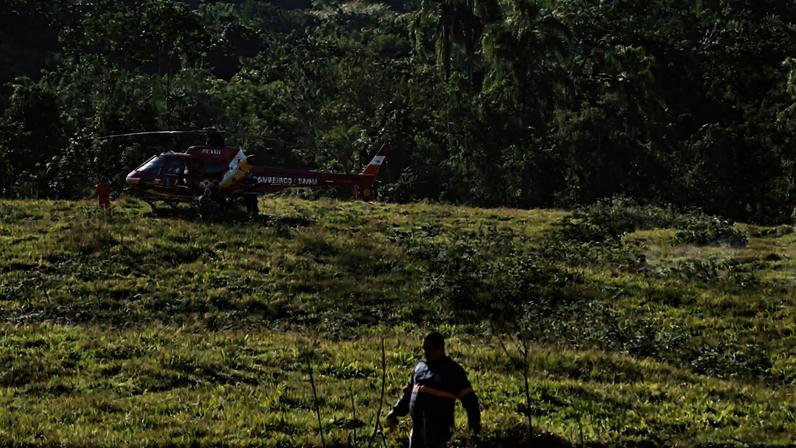 Imagem colorida de queda de helicóptero