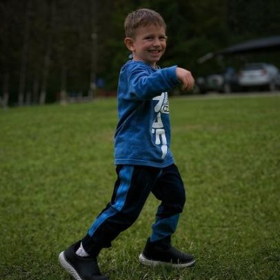 Menino com paralisia cerebral participa da Corrida Brasil Paralímpico