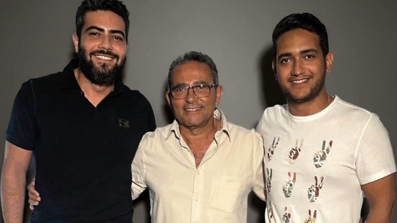 Na imagem, os irmãos Henrique e Juliano, com o pai, Edson Reis (centro)