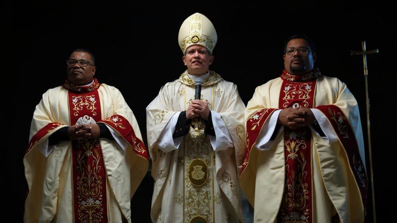 Padre Emerson Luiz, bispo Amilton Manoel, e padre Anderson Carlos (Foto: Diocese de Guarapuava/CNA)