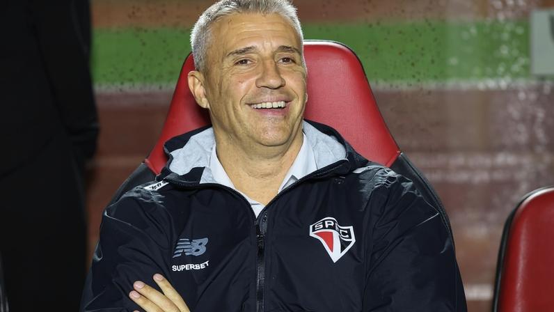 Hernán Crespo sorri durante São Paulo x São Bernardo, jogo do Paulistão