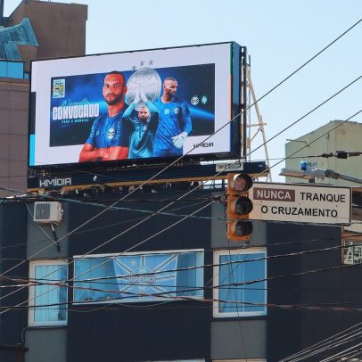Grêmio exibe outdoors em Porto Alegre para celebrar Weverton na Copa do Mundo