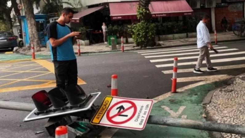 Poste de sinalização caído em Copacabana
